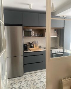 Reforma integral de vivienda con espacios funcionales y diseño contemporáneo