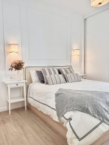 Vivienda reformada con distribución funcional y diseño de interiores moderno