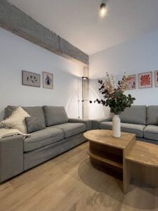 Reforma de vivienda con diseño contemporáneo y optimización de los espacios interiores