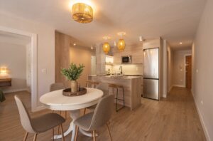 Proyecto de renovación integral de vivienda con espacios luminosos y elegantes