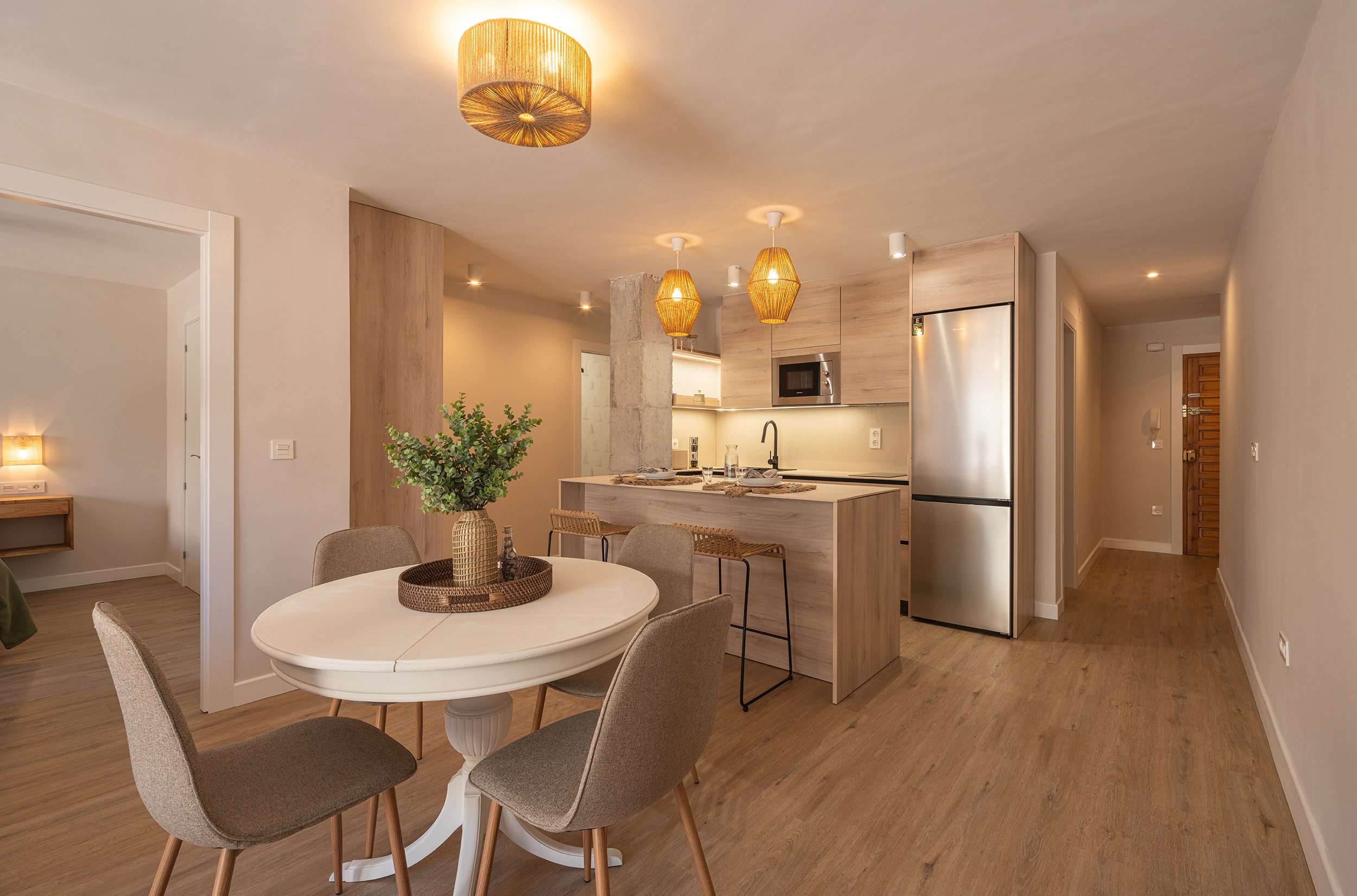 Proyecto de renovación integral de vivienda con espacios luminosos y elegantes